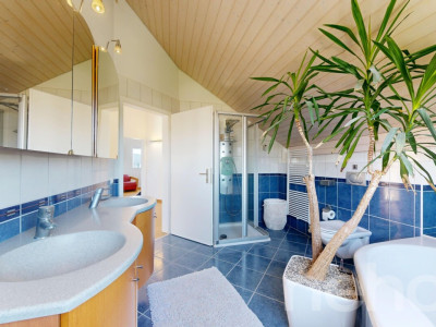 Élégante maison familiale avec piscine et jardin image 9