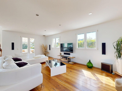 Élégante maison familiale avec piscine et jardin image 12