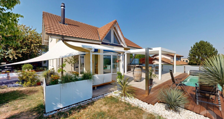 Élégante maison familiale avec piscine et jardin image 1