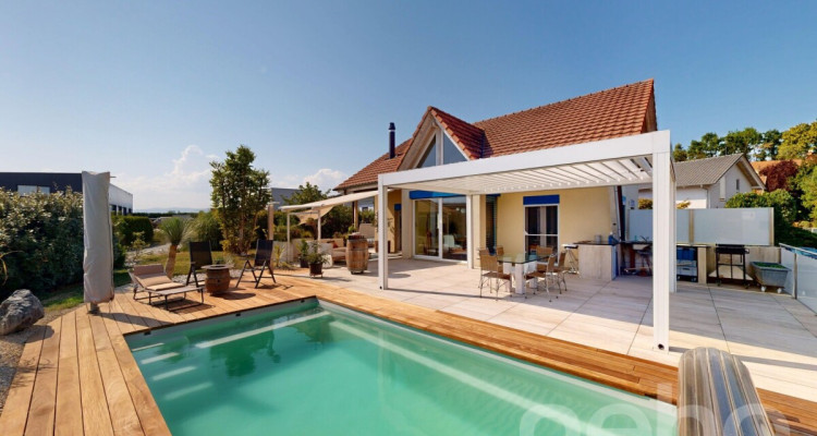 Élégante maison familiale avec piscine et jardin image 2