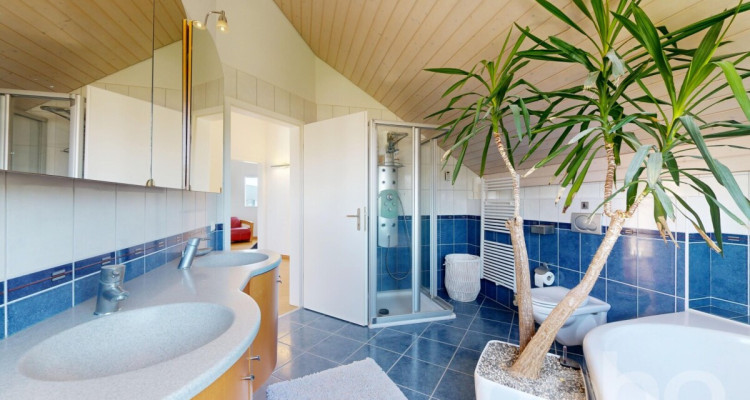 Élégante maison familiale avec piscine et jardin image 9