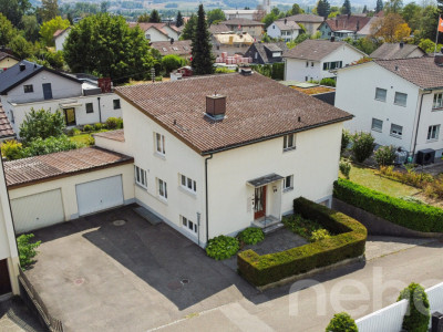 Grosszügiges Einfamilienhaus mit 2 Wohnungen und grossem Garten image 1