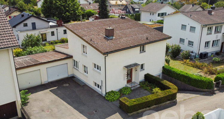 Grosszügiges Einfamilienhaus mit 2 Wohnungen und grossem Garten image 1