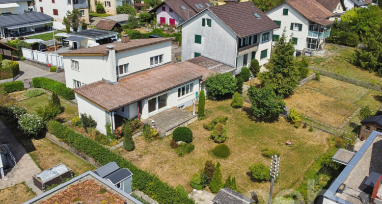 Grosszügiges Einfamilienhaus mit 2 Wohnungen und grossem Garten image 3