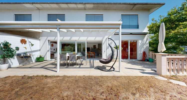 Attraktives 5.5-Zimmer Doppeleinfamilienhaus mit pflegeleichtem Garten image 1