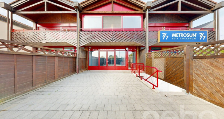 Immeuble mixte avec locaux commerciaux et appartement 3.5 pièces image 1