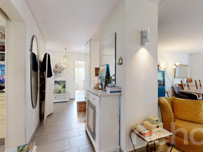Helle 4.5-Zimmer-Wohnung mit 105 m², Cheminée, 2 Balkonen & Garage image 4