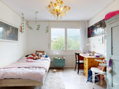 Helle 4.5-Zimmer-Wohnung mit 105 m², Cheminée, 2 Balkonen & Garage image 8