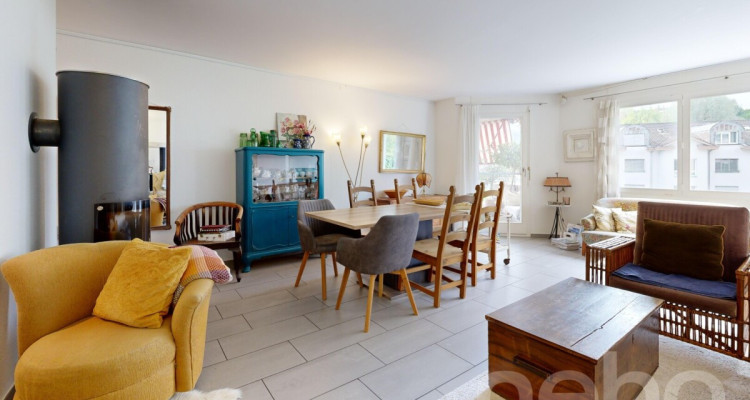 Helle 4.5-Zimmer-Wohnung mit 105 m², Cheminée, 2 Balkonen & Garage image 2