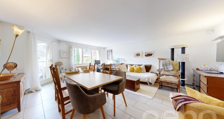 Helle 4.5-Zimmer-Wohnung mit 105 m², Cheminée, 2 Balkonen & Garage image 3
