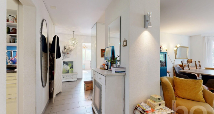 Helle 4.5-Zimmer-Wohnung mit 105 m², Cheminée, 2 Balkonen & Garage image 4