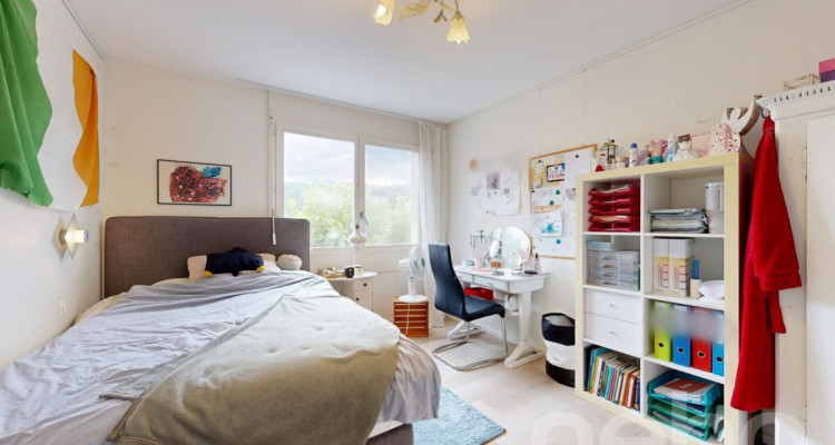 Helle 4.5-Zimmer-Wohnung mit 105 m², Cheminée, 2 Balkonen & Garage image 9