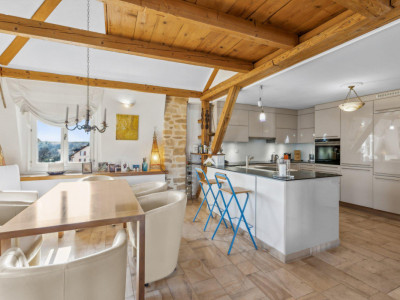 Batisse de caractère au coeur dAuvernier à deux pas du lac: potentiel résidentiel et commercial image 1
