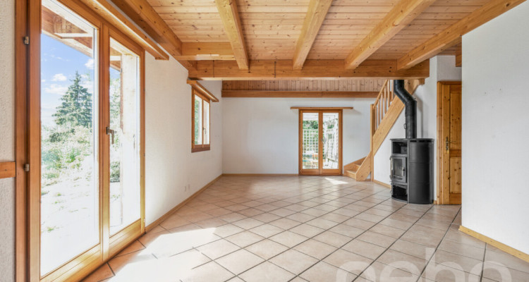 Charmant Chalet avec grand terrain et vue dégagée à Arbaz image 9