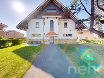 Triplex dexception de 6,5 pièces avec sauna et jardin image 1