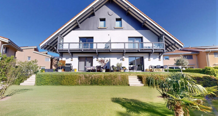 Triplex dexception de 6,5 pièces avec sauna et jardin image 2