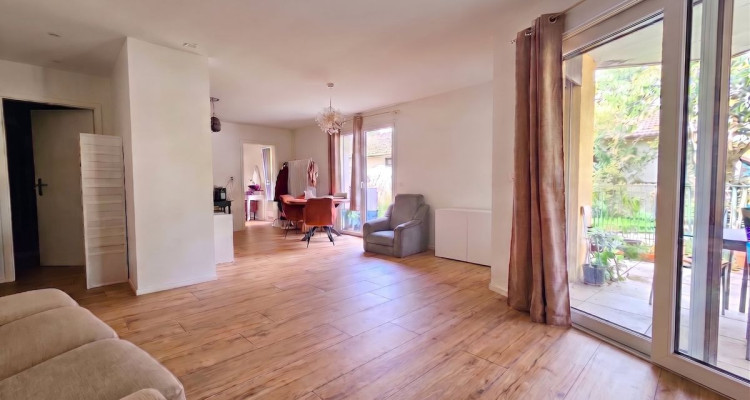 Joli appartement de 2,5 pièces avec terrasses et jardin à Couvet image 2