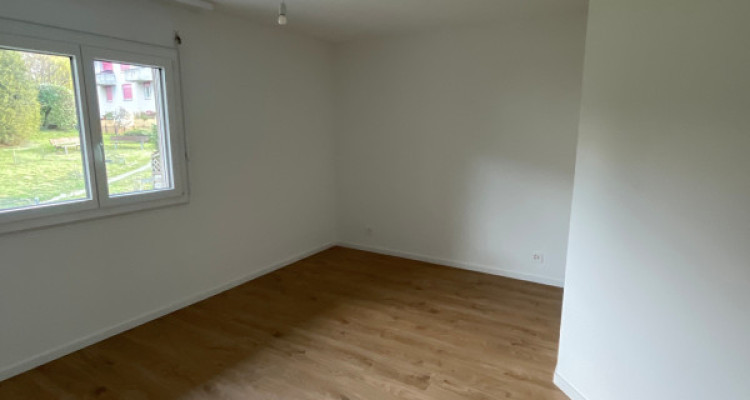 Appartement entièrement rénové au centre dEtoy image 2