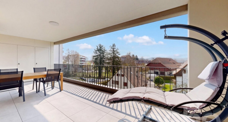Lumineux 2.5 pièces avec balcon couvert et vue dégagée image 1