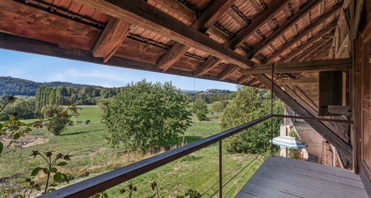 Ferme de caractère de 10.5 pièces avec grand terrain et fort potentiel image 1