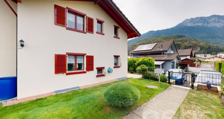 Maison avec jardin et terrasse plein sud à Collombey idéalement située image 1