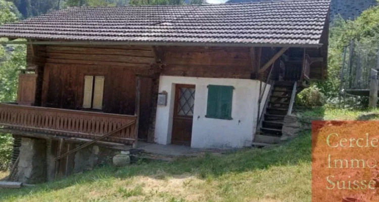 CHALET À RÉNOVER  image 1