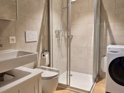 Joli appartement de 2,5 pièces avec terrasses et jardin à Couvet image 7