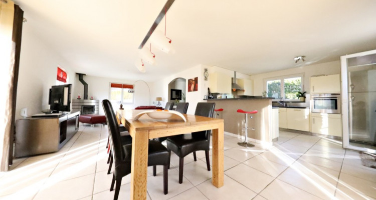 Visite 3D maison de 7 pièces /  5 chambres / 3 SDB / avec jardin. image 2