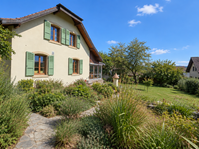 Élégante propriété individuelle de 325m² au coeur dun écrin de verdure de 1300m² image 2