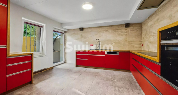 Stunning renovated apartment in the heart of the Geneva countryside image 4