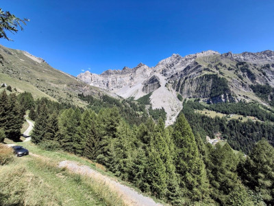 Charmant mayen offrant une magnifique vue panoramique sur les montagnes image 3