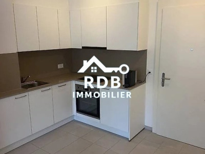 Appartement rénové de 2 pièces au 1er étage situé à Genève 1201 image 2