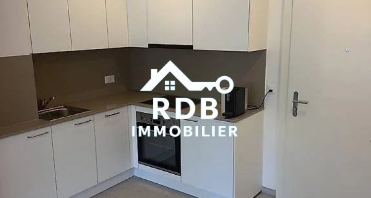 Appartement rénové de 2 pièces au 1er étage situé à Genève 1201 image 2