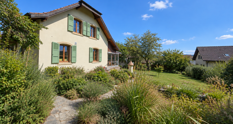 Élégante propriété individuelle de 325m² au coeur dun écrin de verdure de 1300m² image 2