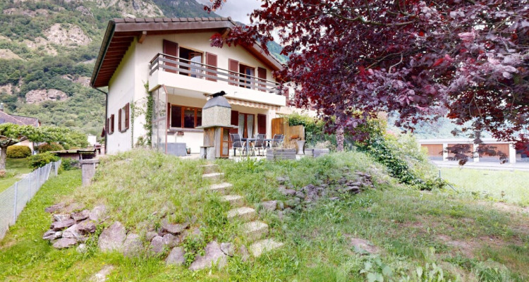 Maison mitoyenne au calme avec terrasse et garage image 1