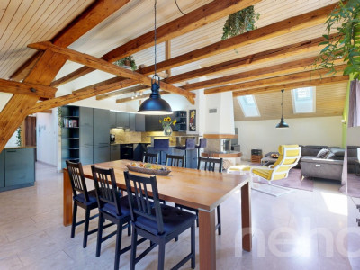 Einzigartige Dachgeschosswohnung mit Cheminée und Sichtbalken image 1