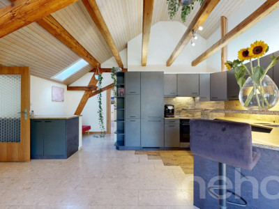 Einzigartige Dachgeschosswohnung mit Cheminée und Sichtbalken image 3