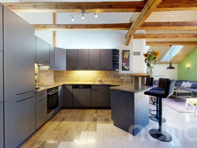 Einzigartige Dachgeschosswohnung mit Cheminée und Sichtbalken image 4