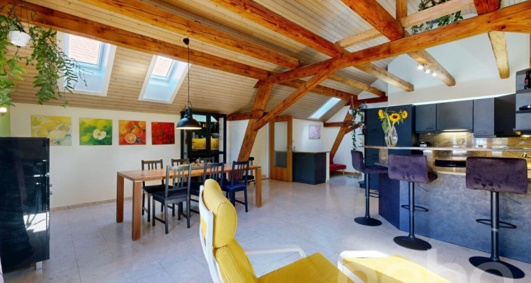 Einzigartige Dachgeschosswohnung mit Cheminée und Sichtbalken image 2