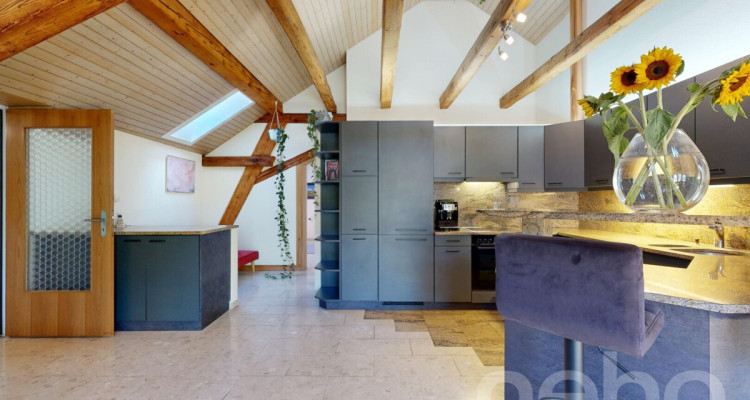 Einzigartige Dachgeschosswohnung mit Cheminée und Sichtbalken image 3