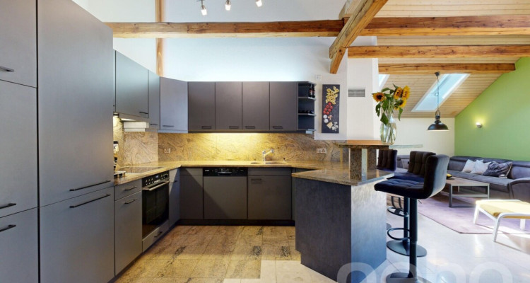 Einzigartige Dachgeschosswohnung mit Cheminée und Sichtbalken image 4
