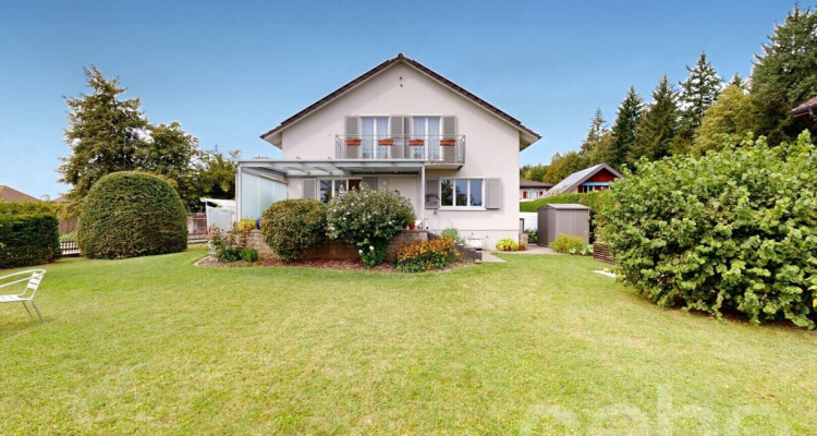 Einfamilienhaus mit grosszügigem Garten und gedecktem Sitzplatz image 1