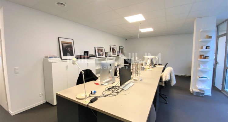 Très belle arcade à usage bureau de 132m² aux Eaux-Vives image 2