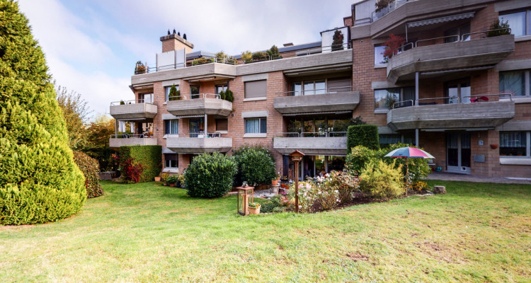 Schöne 4.5-Zimmer-Altbauwohnung mit teilweise Seesicht image 1