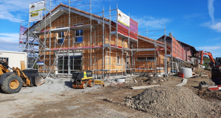 Villa de 2 appartements de 4.5 et de 2.5 pièces en construction image 2