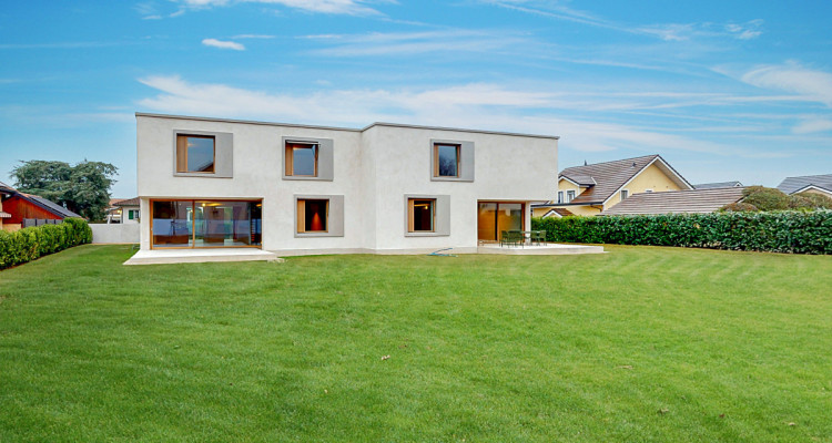 Proche du charmant bourg de Crans-près-Céligny image 1