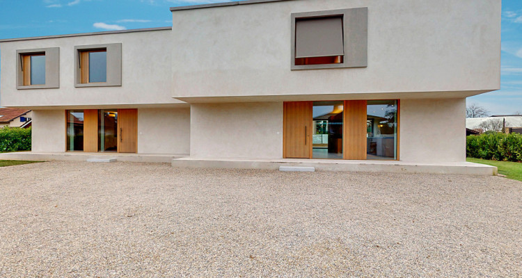 Proche du charmant bourg de Crans-près-Céligny image 2