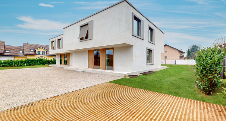 Proche du charmant bourg de Crans-près-Céligny image 3