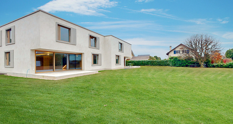 Proche du charmant bourg de Crans-près-Céligny image 4