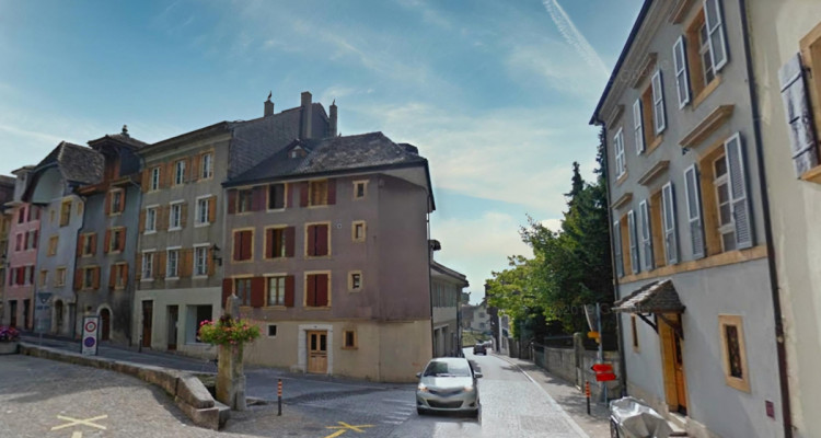 Bel immeuble dans la vieille ville avec 4 studios et 1 duplex image 1